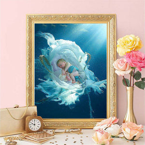 Broderie diamant et image principale du diamond painting nommé Broderie Diamant - L'Enfant des Mers uniquement sur Wall Factory