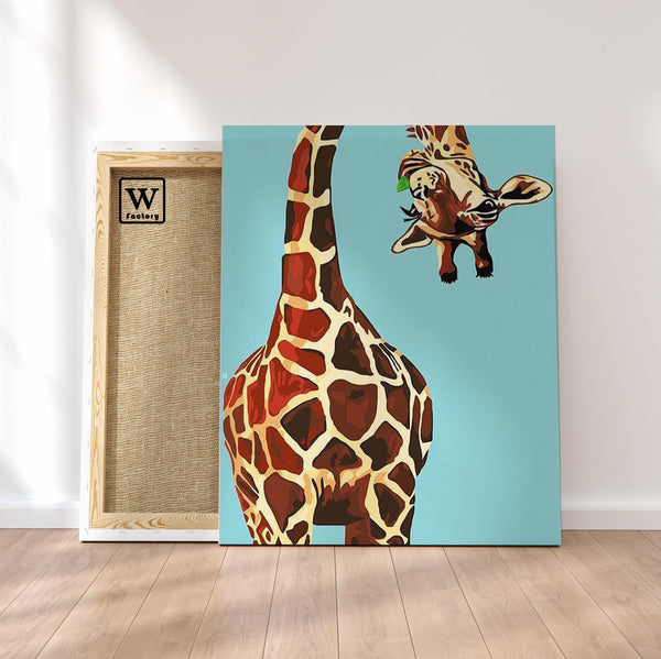 Première image de la peinture par numéro, Girafe Curieuse , dans un cadre en bois sur du parquet.