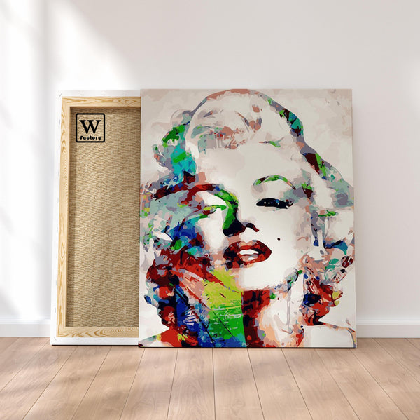 Première image de la peinture par numéro, Marilyn , dans un cadre en bois sur du parquet.