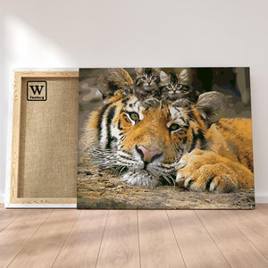 Première image de la peinture par numéro, Tigre et Chatons , dans un cadre en bois sur du parquet.
