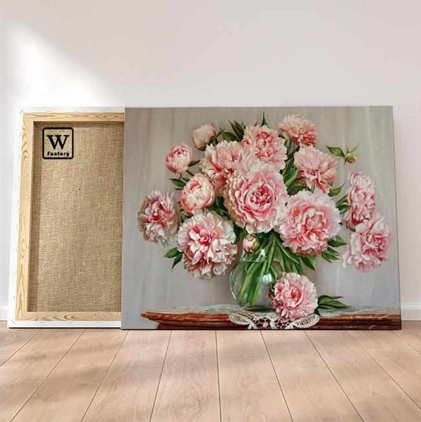 Première image de la peinture par numéro, Roses Magnifiques , dans un cadre en bois sur du parquet.