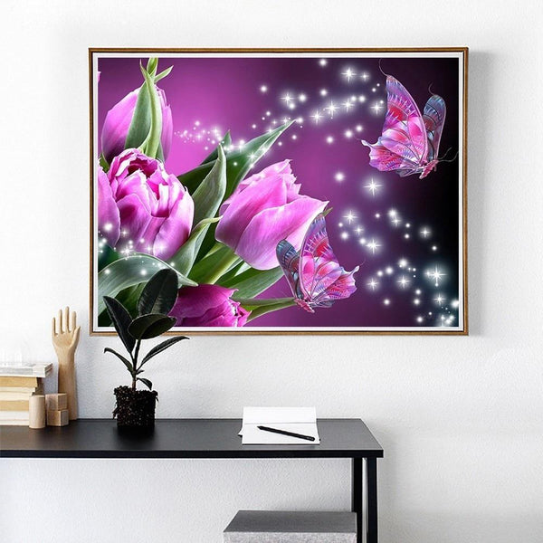 Diamantstickerei und Hauptbild des Diamond Painting namens Diamantstickerei - Mauve Blumen und Schmetterling nur auf Wall Factory