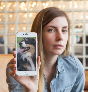 Femme avec une photo de son chien se préparant pour une peinture par numéro personnalisée 