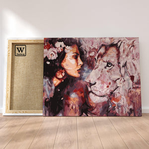 Première image de la peinture par numéro, La Femme et le Lion , dans un cadre en bois sur du parquet.