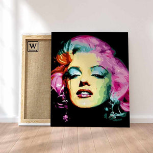 Première image de la peinture par numéro, Marilyn Pop , dans un cadre en bois sur du parquet.
