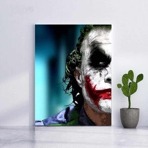 Première image de la peinture par numéro, Joker , dans un cadre en bois sur du parquet.
