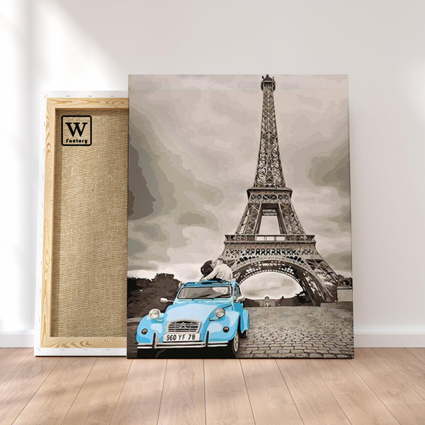 Première image de la peinture par numéro, 2CV devant la Tour Eiffel , dans un cadre en bois sur du parquet.