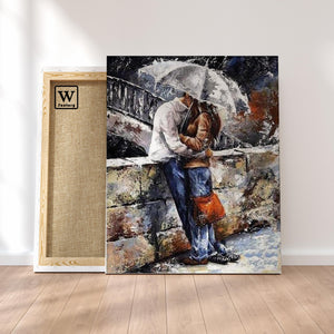 Première image de la peinture par numéro, Amoureux sous la Pluie , dans un cadre en bois sur du parquet.