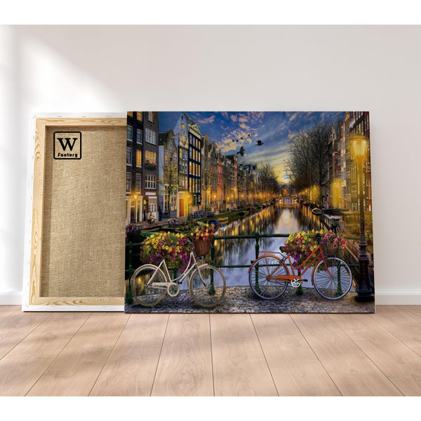 Première image de la peinture par numéro, Amsterdam et ses Canaux , dans un cadre en bois sur du parquet.