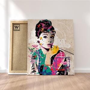 Première image de la peinture par numéro, Audrey Hepburn , dans un cadre en bois sur du parquet.