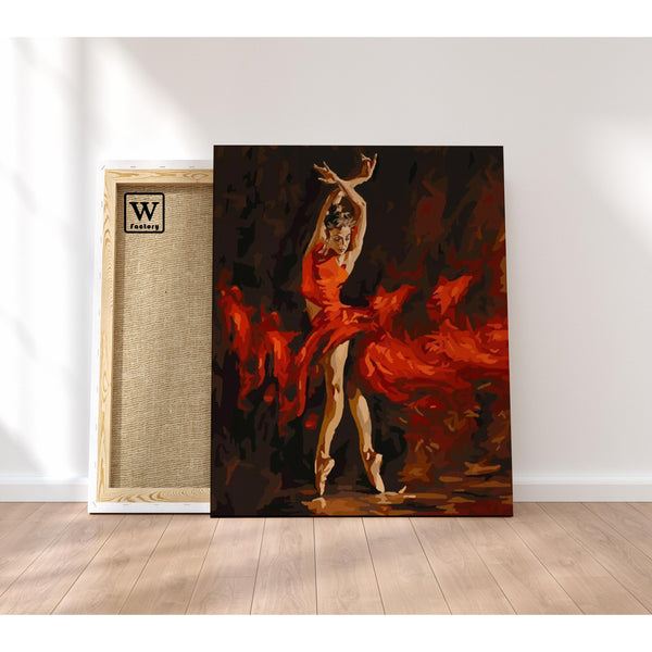 Première image de la peinture par numéro, Danseuse Rouge , dans un cadre en bois sur du parquet.