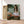 Première image de la peinture par numéro, Fillette et Chat , dans un cadre en bois sur du parquet.