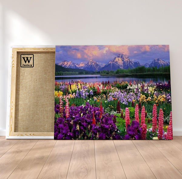 Première image de la peinture par numéro, Fleurs face aux Montagnes , dans un cadre en bois sur du parquet.