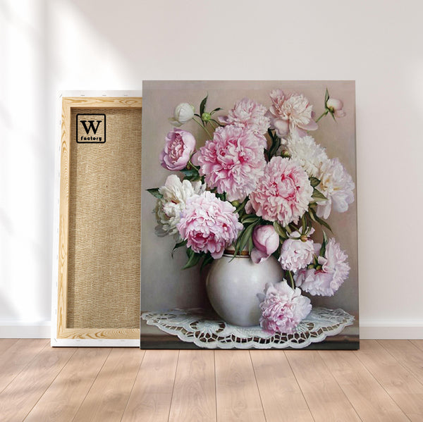 Première image de la peinture par numéro, Fleurs Roses Pâle , dans un cadre en bois sur du parquet.