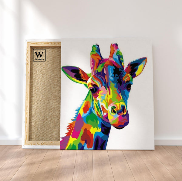 Première image de la peinture par numéro, Girafe Coloré , dans un cadre en bois sur du parquet.