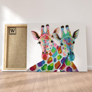 Première image de la peinture par numéro, Girafe Croisées , dans un cadre en bois sur du parquet.