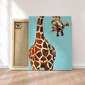 Première image de la peinture par numéro, Girafe Curieuse , dans un cadre en bois sur du parquet.