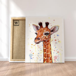 Première image de la peinture par numéro, Girafe Souriante , dans un cadre en bois sur du parquet.