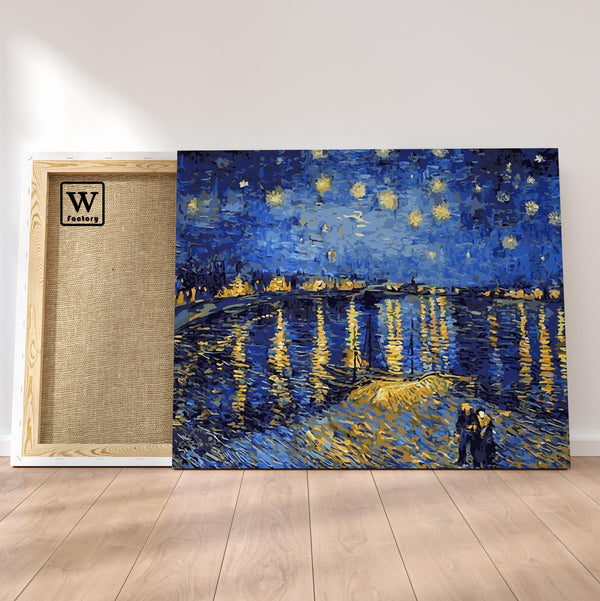 Première image de la peinture par numéro, La Nuit Étoilée , dans un cadre en bois sur du parquet.