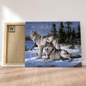 Première image de la peinture par numéro, Loups dans la Neige , dans un cadre en bois sur du parquet.