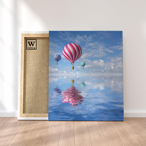 Première image de la peinture par numéro, Montgolfières au dessus de la Mer , dans un cadre en bois sur du parquet.