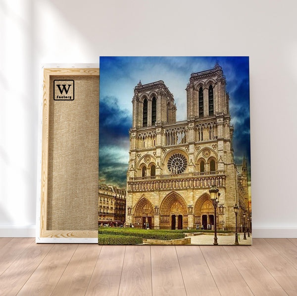 Première image de la peinture par numéro, Notre Dame de Paris , dans un cadre en bois sur du parquet.