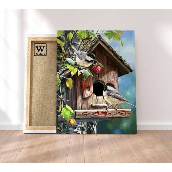 Première image de la peinture par numéro, Oiseaux dans une Maison , dans un cadre en bois sur du parquet.