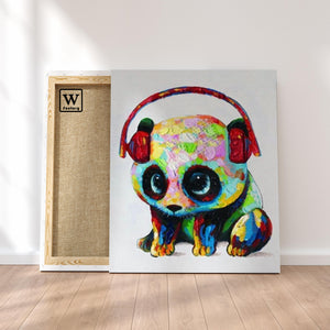 Première image de la peinture par numéro, Panda DJ , dans un cadre en bois sur du parquet.