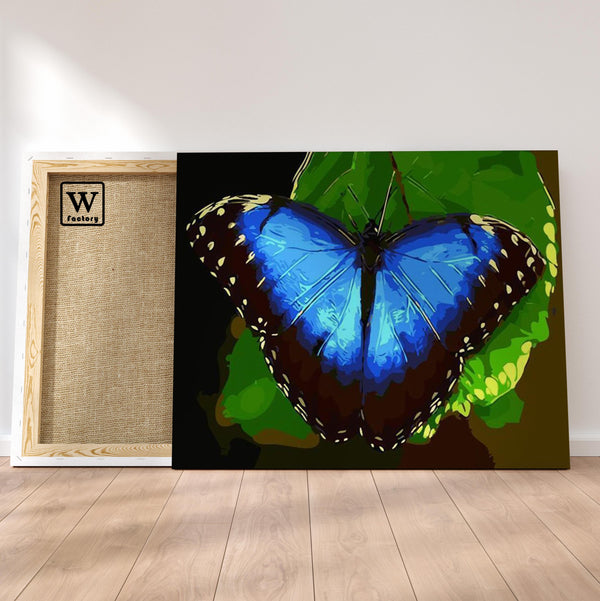 Première image de la peinture par numéro, Papillon Bleu , dans un cadre en bois sur du parquet.