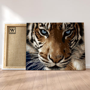 Première image de la peinture par numéro, Regard de Tigre , dans un cadre en bois sur du parquet.