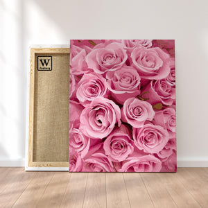 Première image de la peinture par numéro, Roses , dans un cadre en bois sur du parquet.