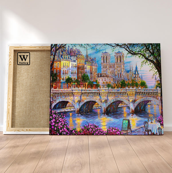Première image de la peinture par numéro, Seine et Notre-Dame de Paris , dans un cadre en bois sur du parquet.