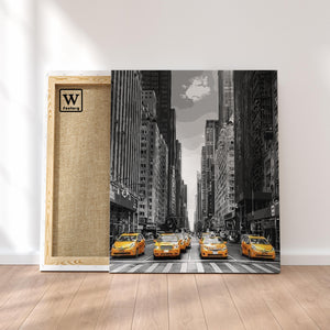 Première image de la peinture par numéro, Taxis de New-York , dans un cadre en bois sur du parquet.