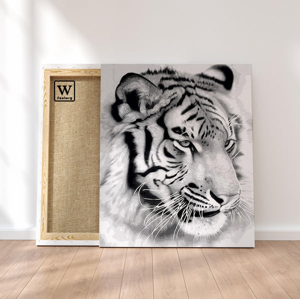 Première image de la peinture par numéro, Tigre Noir et Blanc , dans un cadre en bois sur du parquet.