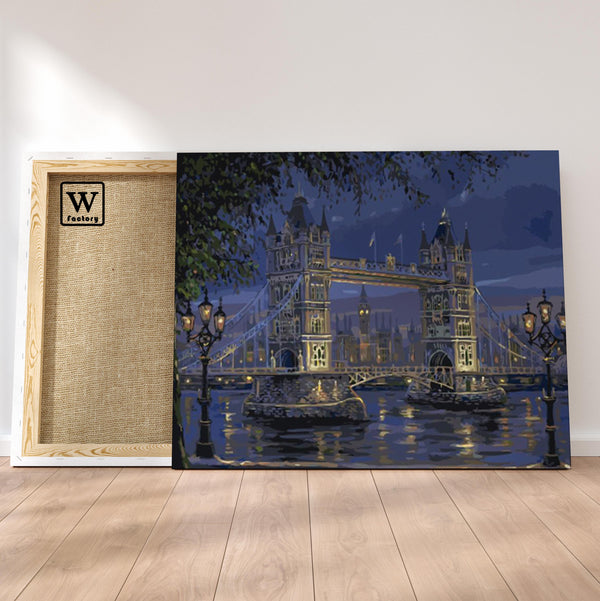 Première image de la peinture par numéro, Tower Bridge , dans un cadre en bois sur du parquet.