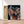 Première image de la peinture par numéro, Zèbres Colorés , dans un cadre en bois sur du parquet.